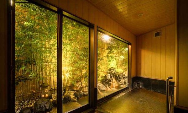 離れ風の内風呂付露天風呂。