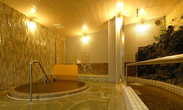 歩行湯と打たせ湯付のお風呂。