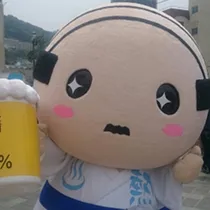 片手にビールジョッキを持つアップのあつお