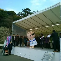 屋外ステージに立つあつお