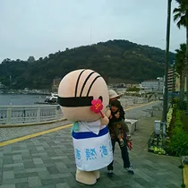 ファンサービスをするあつお