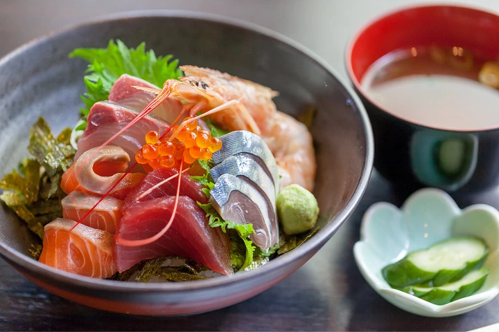写真：熱海で食べられる海鮮丼のイメージ