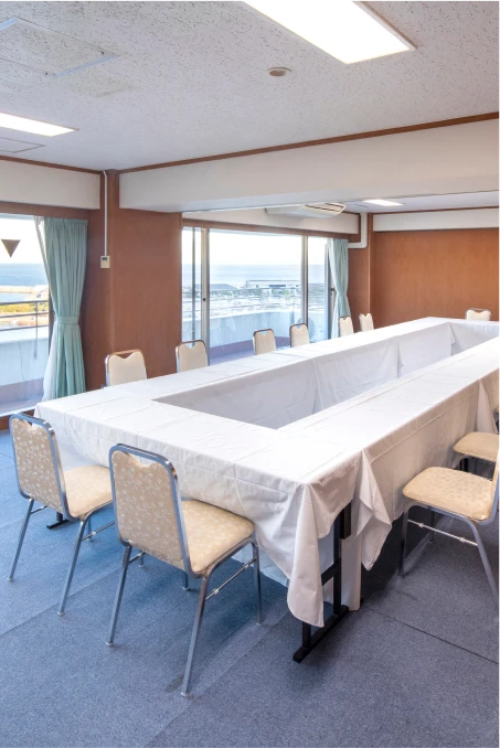 U字型テーブルが配された、明るく開放的な会議室。様々な用途に対応する、快適な空間です。