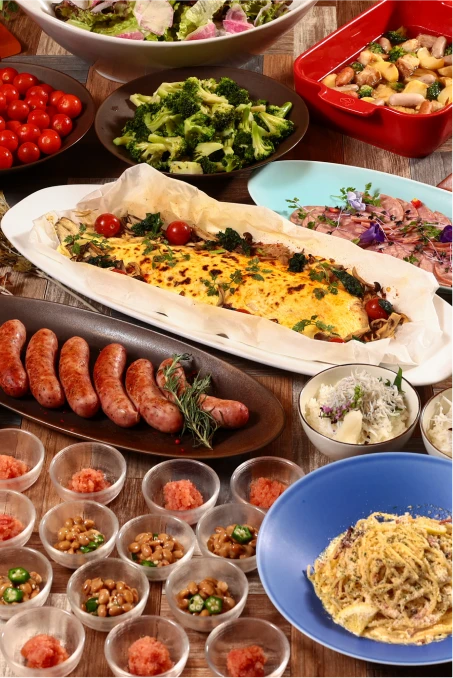 色鮮やかで美味しそうな料理がテーブルいっぱいに並べられた、賑やかなビュッフェ会場。