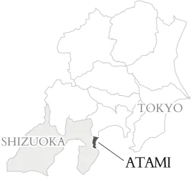 この地図は日本の関東地方とその周辺地域を示しており、東京都、静岡県、特に熱海市の位置関係がわかるようになっています。地図の中央やや右に東京が位置し、左側に静岡県、そしてその境界付近に熱海市が明記されています。熱海は静岡県の東端にあり、東京からのアクセスも良く、観光地として知られています。地図上では熱海が目立つように強調され、東京や静岡との距離感や地理的なつながりを把握できる構成になっています。