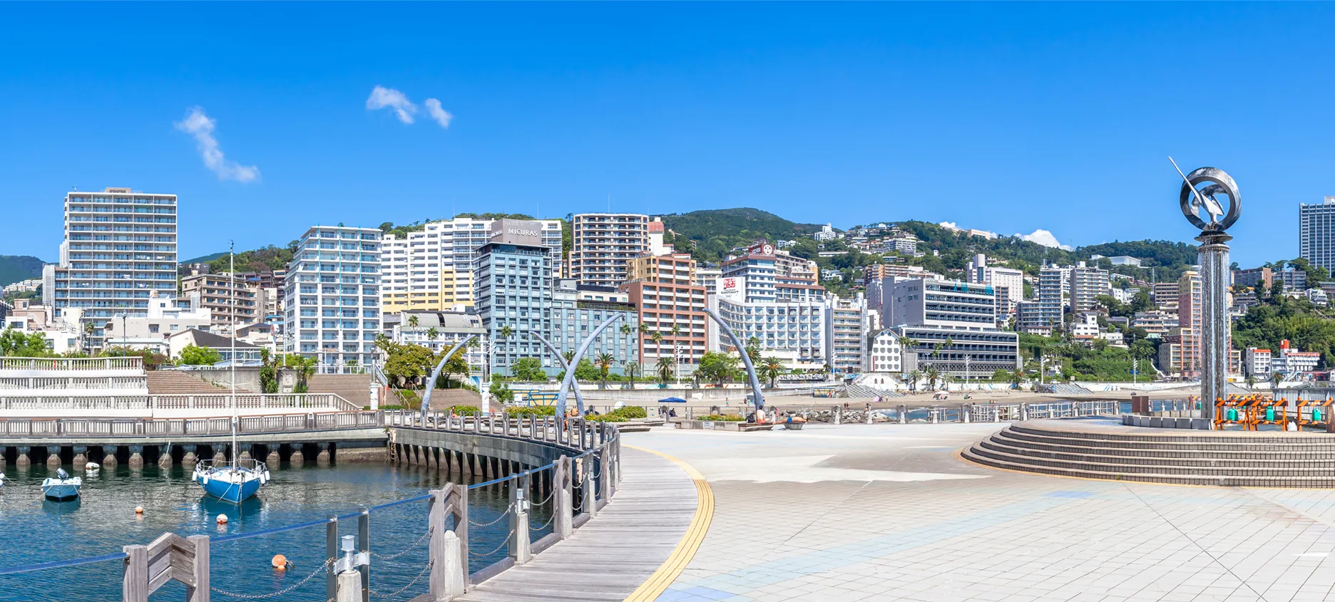 晴れた日の海岸線に広がる都市の風景。